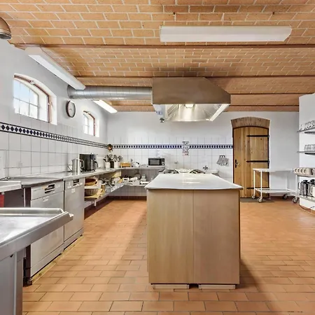 7 Bedroom Stunning In - D70125